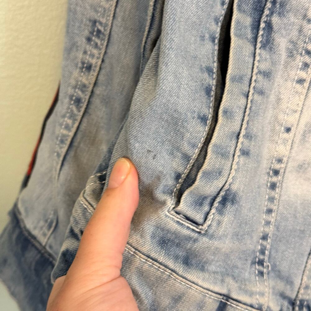 WT02 Denim Jacket Mens M Blue Collared Button Distressed Stripe Sleeve Trucker - Picture 7 of 11